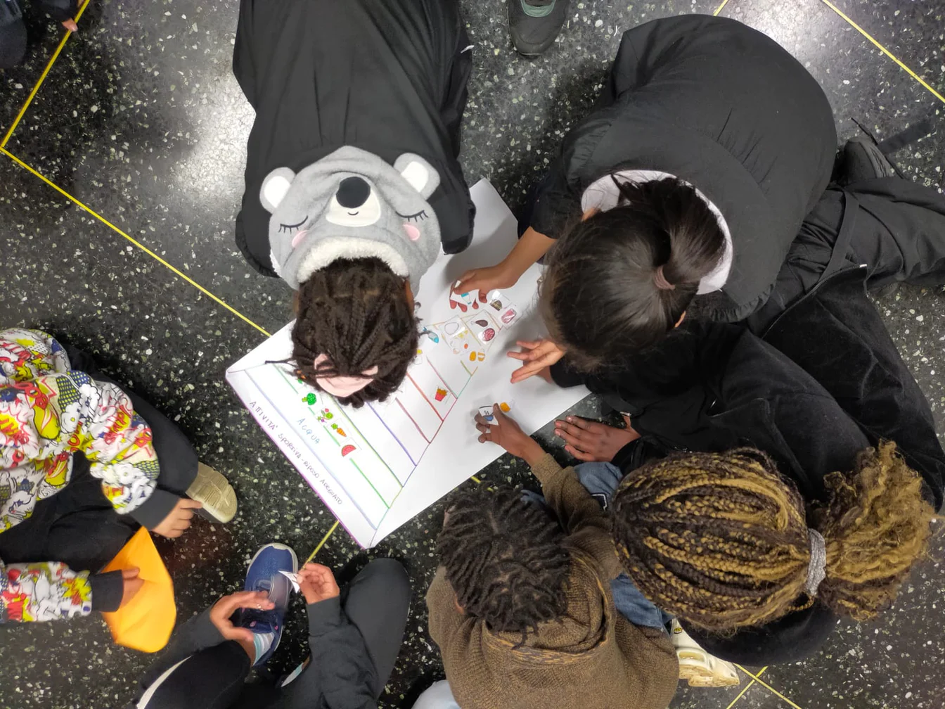 Bambini durante il laboratorio sulla corretta alimentazione del progetto Sport Never Stop di Fondazione Conad ETS e di Fondazione L'Albero della Vita ETS